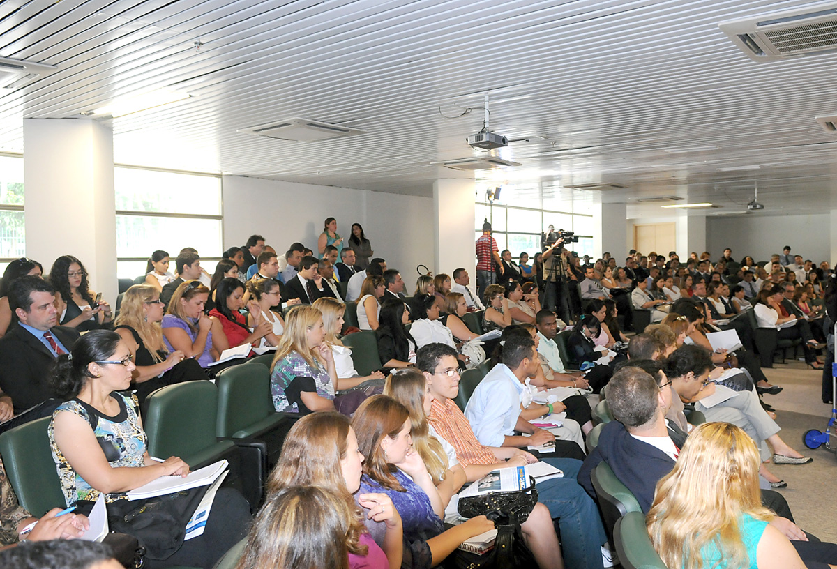 Estiveram presentes na reunio grupo de alunos e professores do curso de Direito da Universidade de Guarulhos (UNG)<a style='float:right;color:#ccc' href='https://www3.al.sp.gov.br/repositorio/noticia/03-2010/CCJGERALMAC 02.jpg' target=_blank><i class='bi bi-zoom-in'></i> Clique para ver a imagem </a>